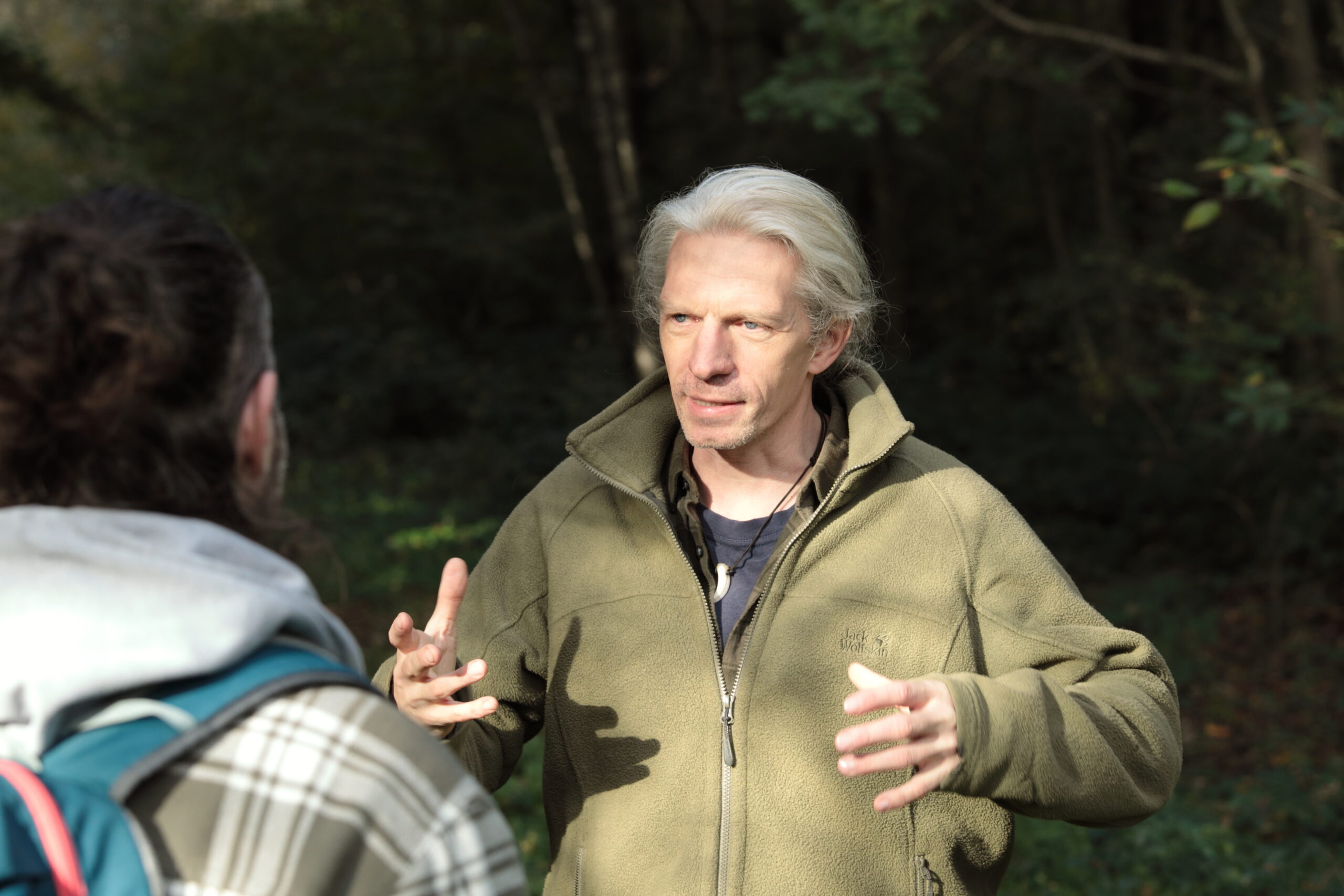 Wildnismentoring-Christian Elberg mit Menti im Wald