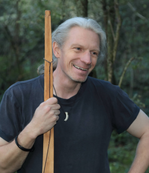 Wildnismentoring-Christian Elberg mit Bogen lachend